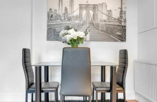Canning Town Apartment | Unique Luxury 2 bedroom near O2 Arena ExCel Canary Wharf, Free parking cozy Apartment