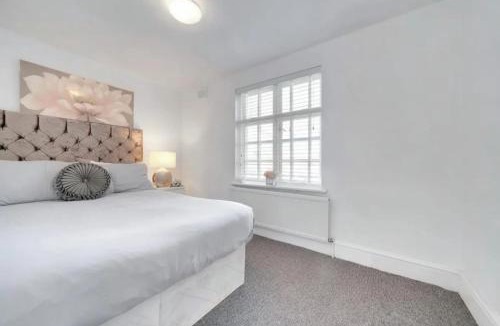 Canning Town Apartment | Unique Luxury 2 bedroom near O2 Arena ExCel Canary Wharf, Free parking cozy Apartment