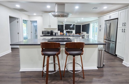 Carthay Circle Apartment | Unwind in Style: Chic and Cozy Hideaway with Private Hot Tub