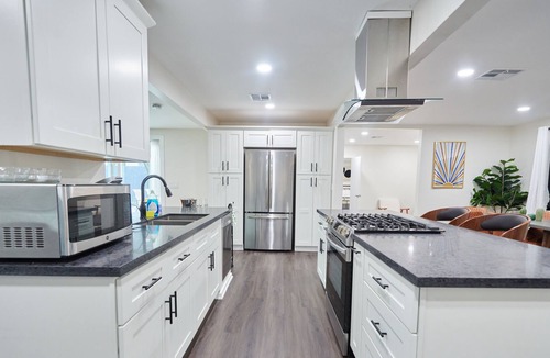 Carthay Circle Apartment | Unwind in Style: Chic and Cozy Hideaway with Private Hot Tub