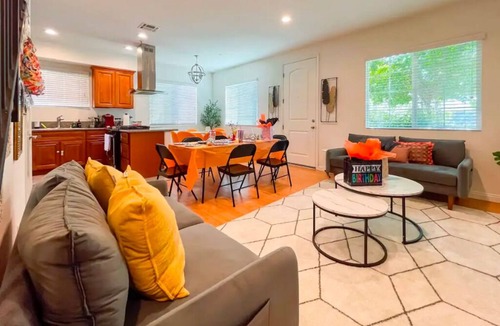 Ontario House | Up to 20% off weekly stay 3BR 2.5 miles to airport