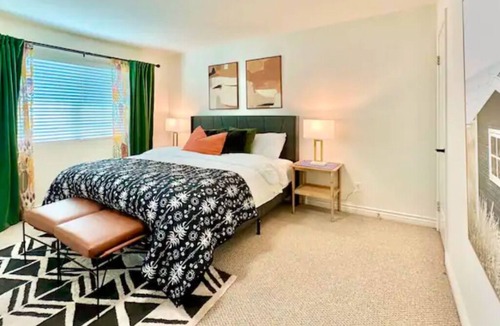 Ontario House | Up to 20% off weekly stay 3BR 2.5 miles to airport