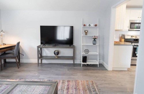 Grandview House | UPDATED 1BR *HOUSE* in GLENDALE with PRIVATE FENCED YARD (p55)