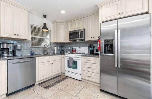 Lantern District Condo | Updated 2 bedroom Lantern District condo all on 1 level. Walk to beaches/harbor.