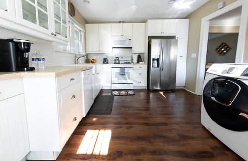 Grandview House | UPDATED 2BR *HOUSE* in GLENDALE with PRIVATE FENCED YARD & PARKING (p2)