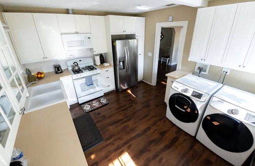 Grandview House | UPDATED 2BR *HOUSE* in GLENDALE with PRIVATE FENCED YARD & PARKING (p2)