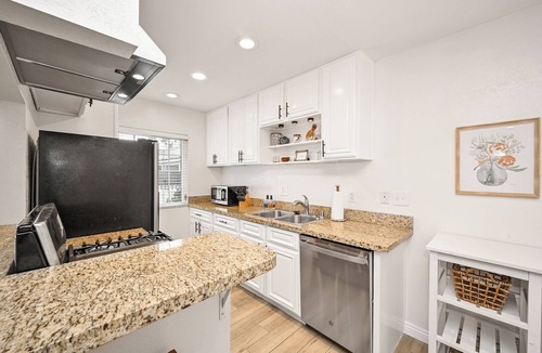 East Side Costa Mesa Apartment | Updated Apartment for 2 in Eastside Costa Mesa