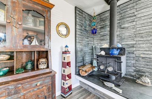 Crescent City North House | Updated Home 2 Mi to Beach in Crescent City!