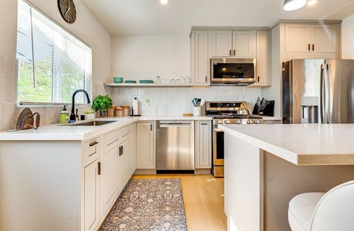 North Central House | Updated Home w/Private Deck, 1 Mi to Rose Bowl!