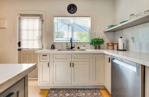 North Central House | Updated Home w/Private Deck, 1 Mi to Rose Bowl!