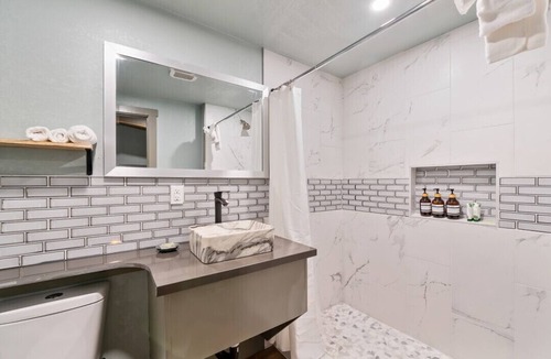 Lakeside Park Hotel | Updated King Bed with Jacuzzi! Stay on Stateline at Blue Jay Lodge