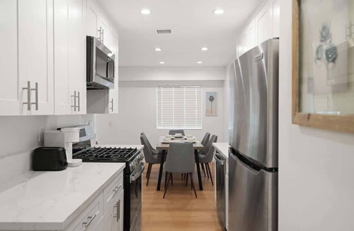 Van Nuys Apartment | Updated Los Angeles Apartment with Pool – Near Universal