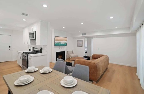 Van Nuys Apartment | Updated Los Angeles Apartment with Pool – Near Universal