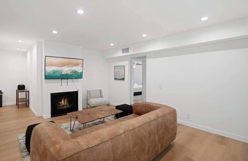 Van Nuys Apartment | Updated Los Angeles Apartment with Pool – Near Universal