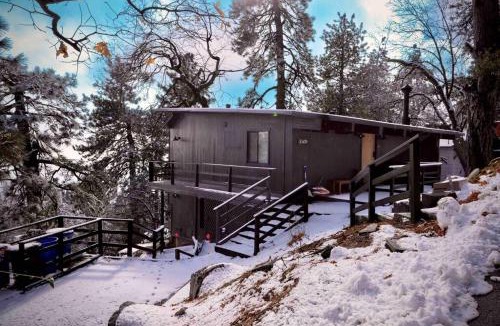 Running Springs House | Updated Mountain Cabin Retreat with 180 views off Deck and Balcony