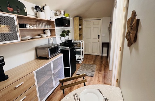 Los Angeles House | Updated & Sunny Detached 1 Bedroom Guest Unit with Kitchenette & View