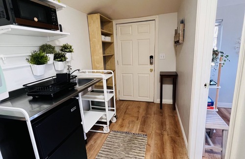 Los Angeles House | Updated & Sunny Detached 1 Bedroom Guest Unit with Kitchenette & View