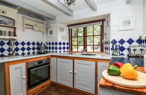Penrose Cottage | UPHILL COTTAGE, pet friendly, country holiday cottage in Penrose