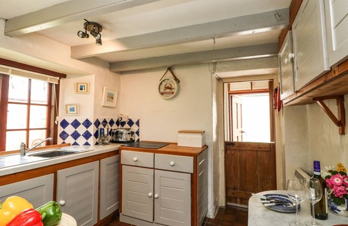 Penrose Cottage | UPHILL COTTAGE, pet friendly, country holiday cottage in Penrose
