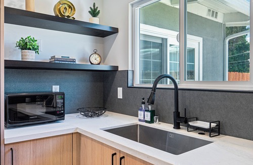 Santa Clara House | Upscale 3bd/2ba home w/WiFi, AC, workspaces; 2mi to Apple & Kaiser; pets ok