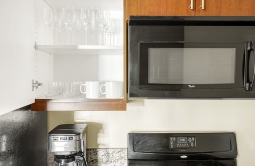 Downtown Burbank Apartment | Upscale Burbank 2BR w/BBQ, Gym & Pool, near TJ & WF, by Blueground