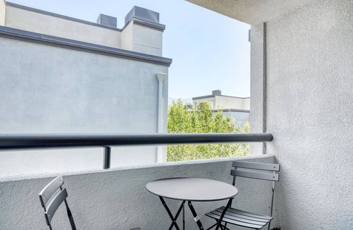 Downtown Burbank Apartment | Upscale Burbank 2BR w/BBQ, Gym & Pool, near TJ & WF, by Blueground