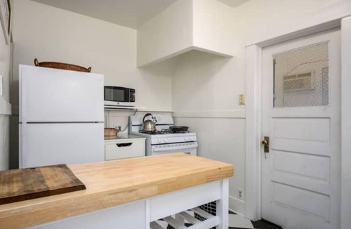 Whittier House | Uptown Whittier Bungalow; near Disney, DTLA, Universal Family/dog friendly.