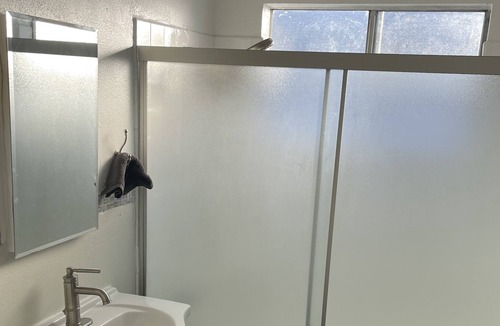 South Montebello Apartment | Urban 2bd King Suite near fwy/hospitals/DTLA/parks
