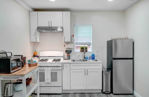 San Gabriel House | Urban Chic Hideout: King Bed, Widescreen TV, and Gourmet Kitchen - Explore the Heart of San Gabriel in Comfort!