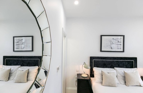Chinatown Apartment | Urban Chic - Shaftesbury