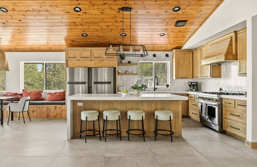 Upper Moonridge House | Urban Manor, walk 2 Ski Resort & Hot Tub w/Firepit