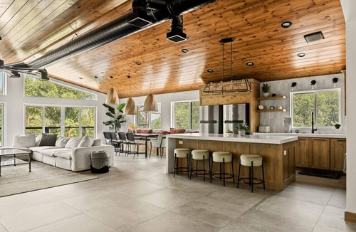 Upper Moonridge House | Urban Manor, walk 2 Ski Resort & Hot Tub w/Firepit