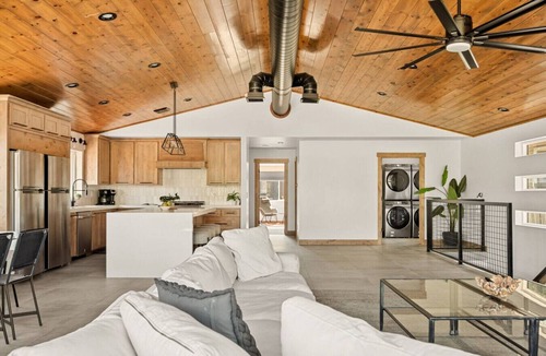 Upper Moonridge House | Urban Manor, walk 2 Ski Resort & Hot Tub w/Firepit