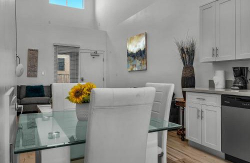 Wilshire Apartment | Urban Oasis Loft 1BR Koreatown Hollywood Private Parking Balcony
