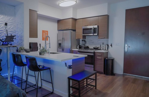 Glendale Apartment | Urban Oasis w/Outdoor Mall!