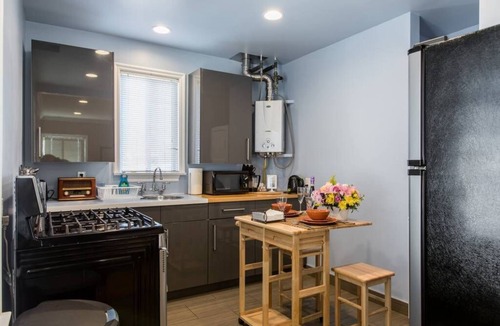 Burbank Apartment | Urban Refuge - Opulent Retreat with Full Gourmet Kitchen & Washer/Dryer Inside