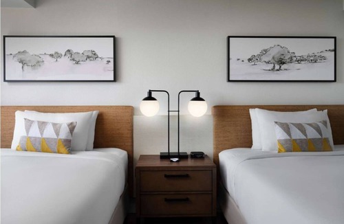 Irvine Business Complex Hotel | Vacation Awaits! Pool & Jacuzzi, Short Drive to Balboa Pier and Newport Beach