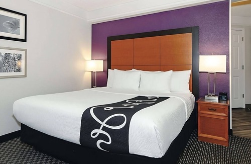 Guasti Hotel | Vacation Day Is Always A Great Idea! Enjoy Comfortable unit and Free Parking!