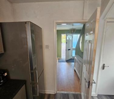 Tettenhall House | Valgor -3 Bedroom House-Sleeps 5 with free parking-Ideal for contractors, families and group stays-WV6