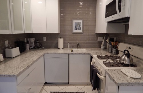 Valley Village Apartment | Valley Village romantic retreat close to Universal Studios & Studio City