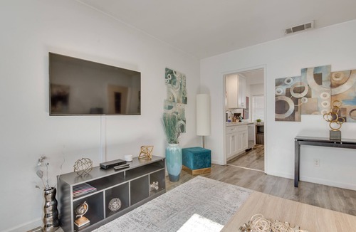 Sherman Oaks Apartment | Van Nuys Abode w/Patio, 7 Mi to Universal Studios