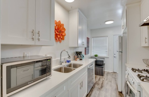 Sherman Oaks Apartment | Van Nuys Abode w/Patio, 7 Mi to Universal Studios