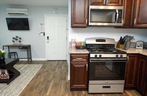 Van Nuys House | VAN NUYS DELIGHT: QUAINT 1BR GUESTHOUSE w/COVERED PARKING & PRIVATE PATIO p18