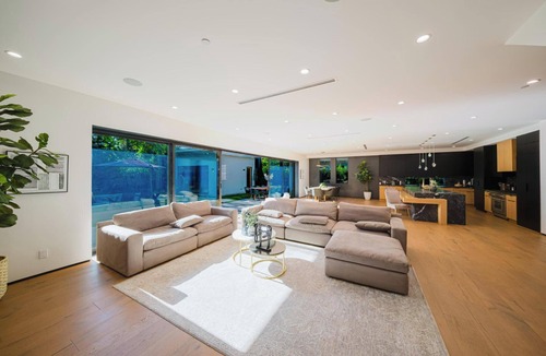 Sherman Oaks House | Varna Villa - Charming Sherman Oaks Retreat with Private Patio & Spa