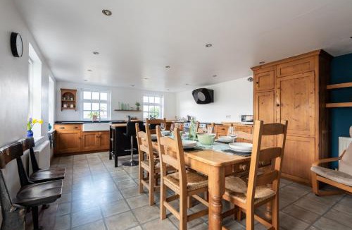 Chepstow House | Vauxhall Cottage, Chepstow - 4 Bedroom Pet-Friendly Home with Private Fenced Garden, Walk to Town and Castle