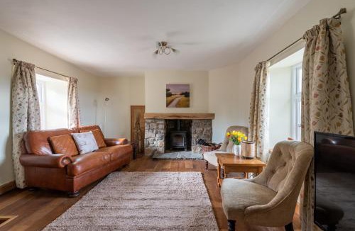 Chepstow House | Vauxhall Cottage, Chepstow - 4 Bedroom Pet-Friendly Home with Private Fenced Garden, Walk to Town and Castle
