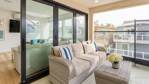 Santa Ana Heights House | Velvet Sand I by AvantStay Steps to Newport Beach Private Rooftop w Outdoor Kitchen Hot Tub