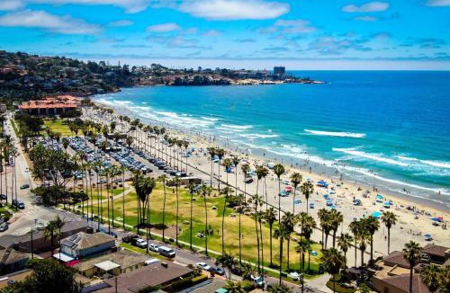 University City Apartment | -Venetian Vacation La Jolla one bedroom condo luxury furnished central near beach and UTC mall