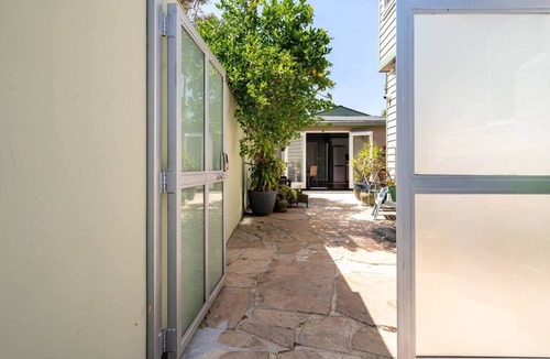 Mar Vista Apartment | Venice Beach Cottage Retreat - Private & Peaceful
