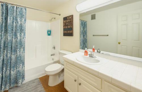 Marina del Rey Apartment | Venice Breeze 2BR - Pool, Hot Tub, Gym - 6-min Walk to Beach